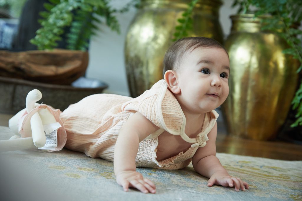 אוברול אורבני גופיה בצבע קרם לתינוקות