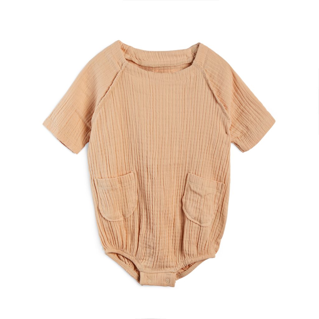 אוברול אורבני חצי שרוול בצבע קרם לתינוקות