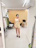 ⁦חליפת סאטן קצרה בצבע פיצ'⁩ – תמונה ⁦2⁩