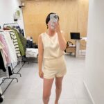 חליפת סאטן קצרה בצבע פיצ'