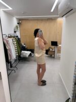 ⁦חליפת סאטן קצרה בצבע פיצ'⁩ – תמונה ⁦3⁩