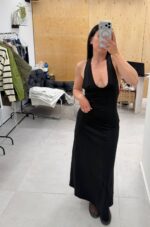 שמלה שחורה מקסי מפתח עמוק