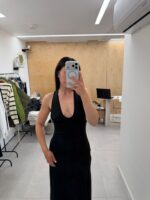 ⁦שמלה שחורה מקסי מפתח עמוק⁩ – תמונה ⁦2⁩