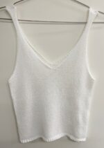 ⁦גופייה סרוגה צבע שחור, לבן ופודרה⁩ – תמונה ⁦3⁩