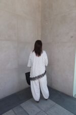 ⁦T-שירט מנוקדת תחרה בקצה⁩ – תמונה ⁦2⁩