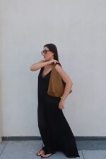 ⁦שמלת קייסי שחורה⁩ – תמונה ⁦3⁩