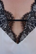 ⁦גופיית סטייסי תחרה שחור/שמנת⁩ – תמונה ⁦2⁩